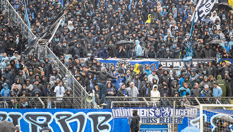 Die Fans des TSV 1860 mussten am Samstag länger als geplant im Dauerregen verharren.