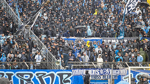 Die Fans des TSV 1860 mussten am Samstag länger als geplant im Dauerregen verharren.