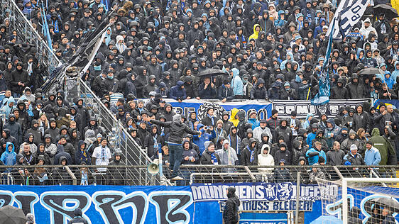 Die Fans des TSV 1860 mussten am Samstag länger als geplant im Dauerregen verharren.