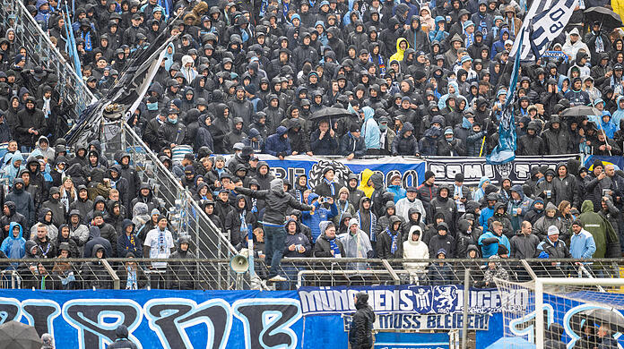 Die Fans des TSV 1860 mussten am Samstag länger als geplant im Dauerregen verharren.