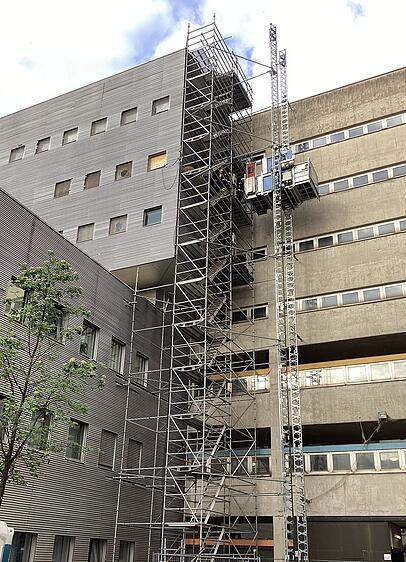 Die Höhe des entstandenen Sachschadens und die Brandursache sind der Feuerwehr nicht bekannt.