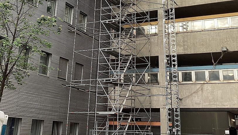 Die Höhe des entstandenen Sachschadens und die Brandursache sind der Feuerwehr nicht bekannt. Die Höhe des entstandenen Sachschadens und die Brandursache sind der Feuerwehr nicht bekannt.