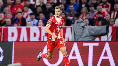Bayern-Verteidiger Josip Stanisic hat sich im Champions-League-Spiel gegen den FC Chelsea offenbar nicht ernsthaft verletzt.