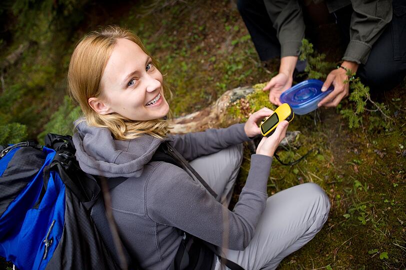 Das einfache Spazierengehen ist Ihnen zu langwellig? Dann probieren Sie es doch mit Geocaching. Dabei begibt man sich mithilfe von GPS Koordinaten auf eine spannende Schatzsuche in der Natur. Das einfache Spazierengehen ist Ihnen zu langwellig? Dann probieren Sie es doch mit Geocaching. Dabei begibt man sich mithilfe von GPS Koordinaten auf eine spannende Schatzsuche in der Natur.