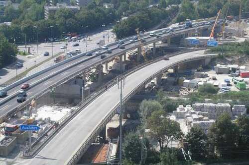 Die Hochbrücke Freimann im Münchner Norden wird im Volksmund Tatzelwurm genannt. Seit Jahren sind die Bauarbeiten im Gange.