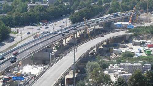 Die Hochbrücke Freimann im Münchner Norden wird im Volksmund Tatzelwurm genannt. Seit Jahren sind die Bauarbeiten im Gange. Die Hochbrücke Freimann im Münchner Norden wird im Volksmund Tatzelwurm genannt. Seit Jahren sind die Bauarbeiten im Gange.