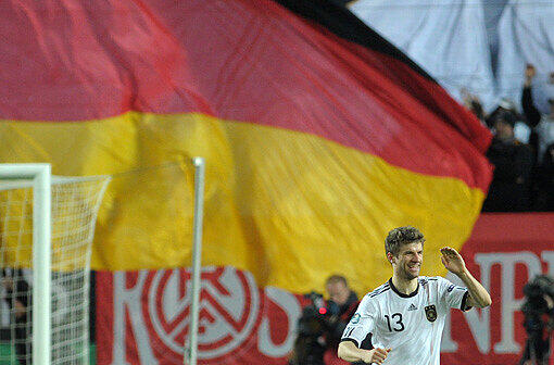Thomas Müller schießt mit zwei Toren Deutschland ganz nah zur Qualifikation für die EM 2012.