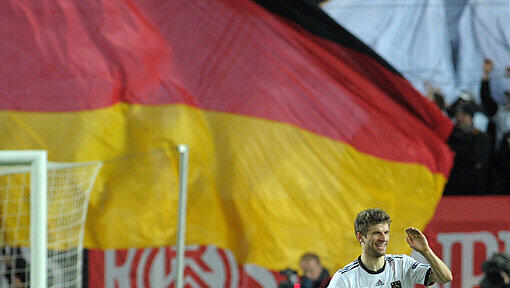 Thomas Müller schießt mit zwei Toren Deutschland ganz nah zur Qualifikation für die EM 2012. Thomas Müller schießt mit zwei Toren Deutschland ganz nah zur Qualifikation für die EM 2012.