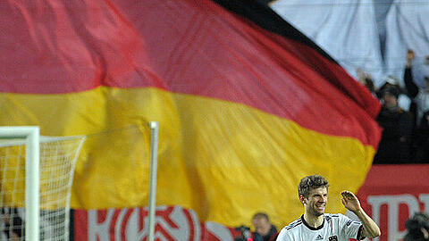 Thomas Müller schießt mit zwei Toren Deutschland ganz nah zur Qualifikation für die EM 2012.