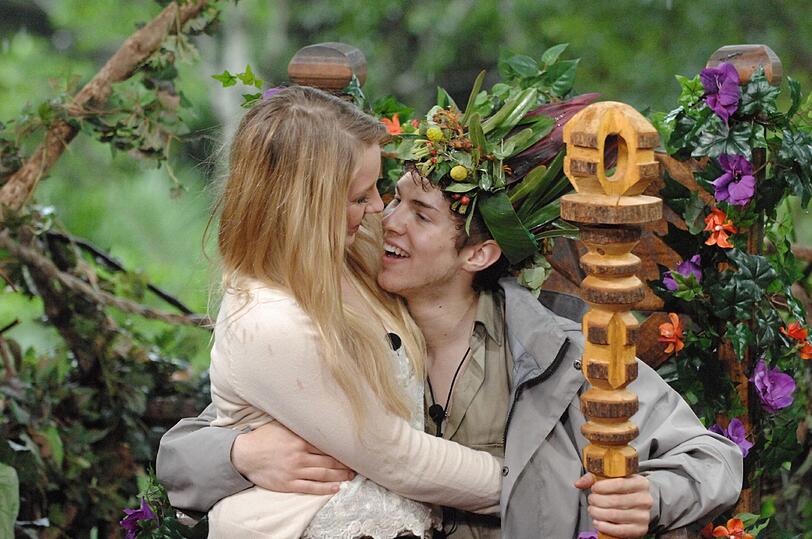 Finale beim Dschungelcamp 2013: Joey ist Dschungelkönig und wird von seiner Freundin Jacky überrascht.
