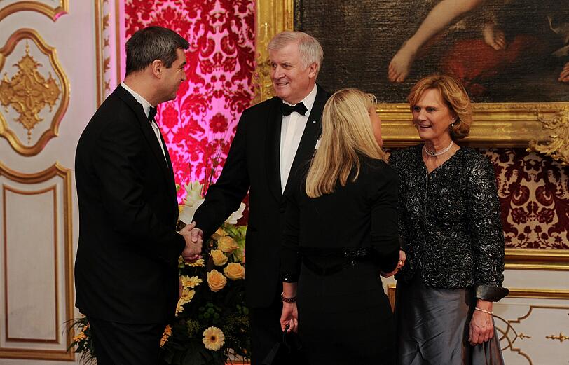 Horst Seehofer und seine Frau Karin begrüßen den bayerischen Finanzminister Markus Söder und dessen Frau Karin.