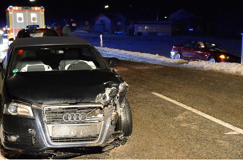 Der Fahrer eines Audis krachte in einen querstehenden BMW. Der wurde in einen angrenzenden Straßengraben geschleudert.