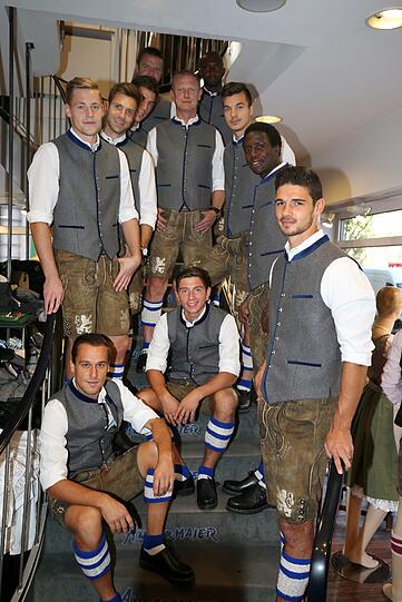 Neues Oktoberfest-Outfit: Die Mannschaft des TSV 1860 bei der Wiesn-Einkleidung beim Trachten-Angermaier.