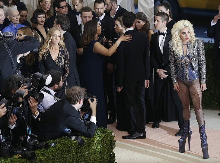 Von Lady Gaga ist man einiges gewohnt, was schrille Outfits angeht und auch bei der Met Gala lebte sie sich voll aus.