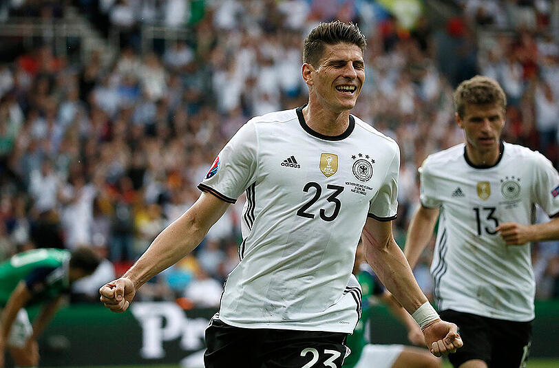 Mario Gomez Note 3: Dafür ist ein Mittelstürmer da. Schob mit links nach Ablage von Müller ein &ndash; sein 28. Treffer im 65. Länderspiel. Vergab aber auch mal  
kläglich (41.). Spielerisch eher mau.