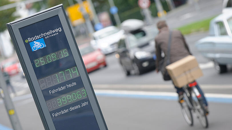 25 Mio. €: Das Verkehrsministerium stellt Millionen für Radschnellwege bereit, die für Berufspendler in Ballungszentren gedacht sind. Doch die Wege gehörten zur Baulast von Ländern und Kommunen, kritisiert der BdSt.