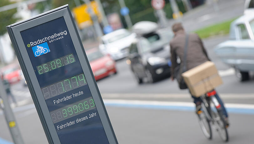 25 Mio. €: Das Verkehrsministerium stellt Millionen für Radschnellwege bereit, die für Berufspendler in Ballungszentren gedacht sind. Doch die Wege gehörten zur Baulast von Ländern und Kommunen, kritisiert der BdSt. 25 Mio. €: Das Verkehrsministerium stellt Millionen für Radschnellwege bereit, die für Berufspendler in Ballungszentren gedacht sind. Doch die Wege gehörten zur Baulast von Ländern und Kommunen, kritisiert der BdSt.