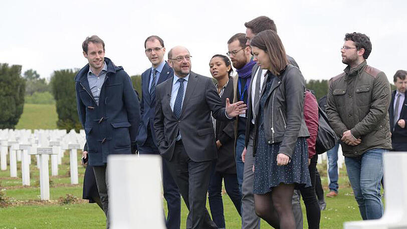 Der SPD-Vorsitzende Martin Schulz (M) spricht auf dem Soldatenfriedhof bei Verdun mit Jugendlichen aus verschiedenen europäischen Ländern.