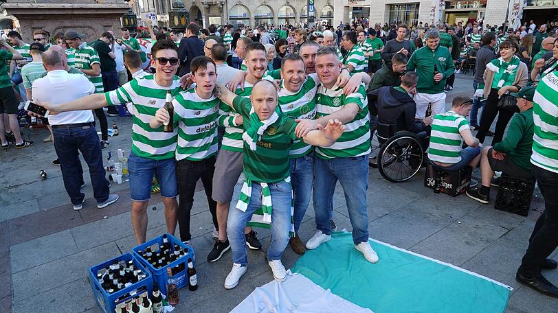 Auf dem Marienplatz feiern bereits die Celtic-Fans.