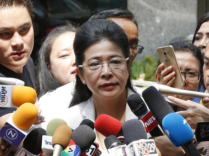 Sudarat Keyuraphan, Premierminister-Kandidatin der Pheu Thai-Partei in Thailand, spricht mit Journalisten, nachdem sie ihre Stimme abgegeben hat.