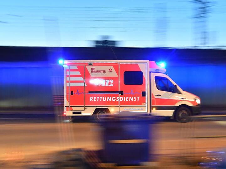 Ein Rettungswagen ist mit eingeschaltetem Blauchlicht im Einsatz. Foto: Boris Roessler/dpa/Archivbild