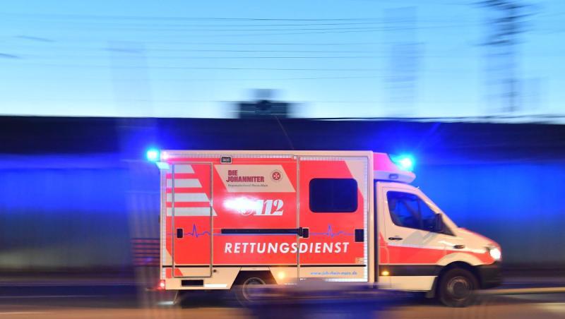 Ein Rettungswagen ist mit eingeschaltetem Blauchlicht im Einsatz. Foto: Boris Roessler/dpa/Archivbild Ein Rettungswagen ist mit eingeschaltetem Blauchlicht im Einsatz. Foto: Boris Roessler/dpa/Archivbild