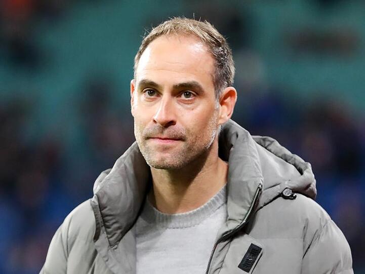 Oliver Mintzlaff warnt eindringlich vor einem Abbruch der derzeit ausgesetzten Bundesliga-Saison.