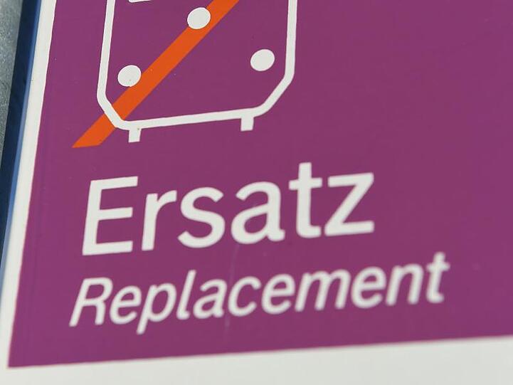 Ein Schild weist an einer Ersatzhaltestelle auf Busse hin, die hier für ausfallende Bahnen verkehren. Foto: Stefan Sauer/Archiv