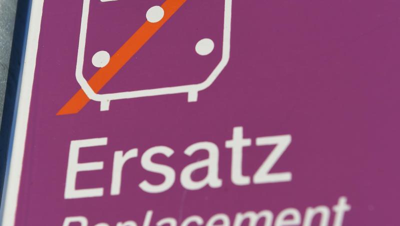 Ein Schild weist an einer Ersatzhaltestelle auf Busse hin, die hier für ausfallende Bahnen verkehren. Foto: Stefan Sauer/Archiv Ein Schild weist an einer Ersatzhaltestelle auf Busse hin, die hier für ausfallende Bahnen verkehren. Foto: Stefan Sauer/Archiv