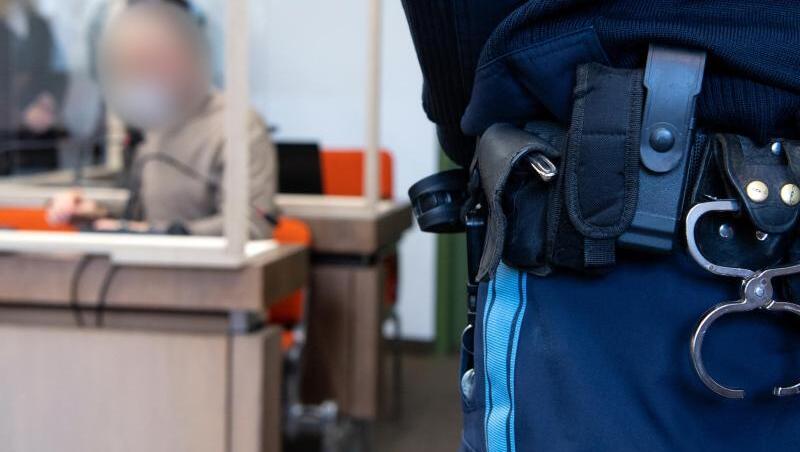 Die Münchner Staatsanwaltschaft wirft einem Physiotherapeuten Vergewaltigung im Rahmen von Behandlungen vor - der Angeklagte ist einschlägig vorbestraft.