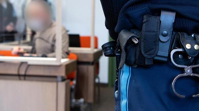 Die Münchner Staatsanwaltschaft wirft einem Physiotherapeuten Vergewaltigung im Rahmen von Behandlungen vor - der Angeklagte ist einschlägig vorbestraft.