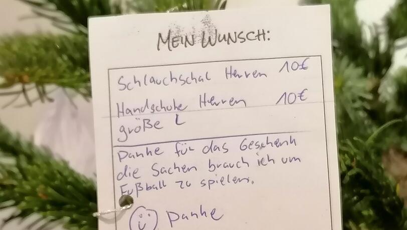 Spielzeug, etwas zum Kuscheln oder einfach ein Schal - an den Wunschbäumen hängen allerlei größere und kleinere Wünsche.