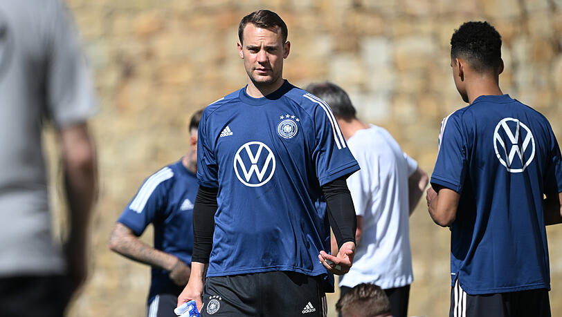 Er warnt vor den Gefahren einer Überbelastung bei der WM in Katar: DFB-Kapitän Manuel Neuer.