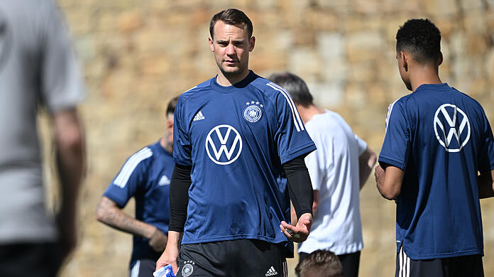 Er warnt vor den Gefahren einer Überbelastung bei der WM in Katar: DFB-Kapitän Manuel Neuer.