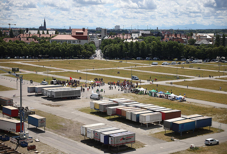 Demo-Teilnehmer vor dem Start der Auftaktkundgebung auf der Theresienwiese.