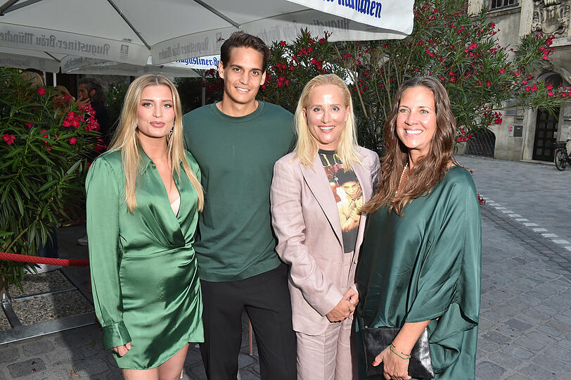 Luna Schweiger mit Freund Kevin Prinz von Anhalt, Daniela Giller und Dana Schweiger