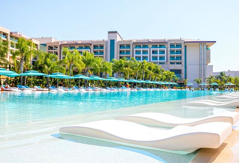 Im Außenbereich des Regnum Carya Hotel können die Münchner unter Palmen entspannen.