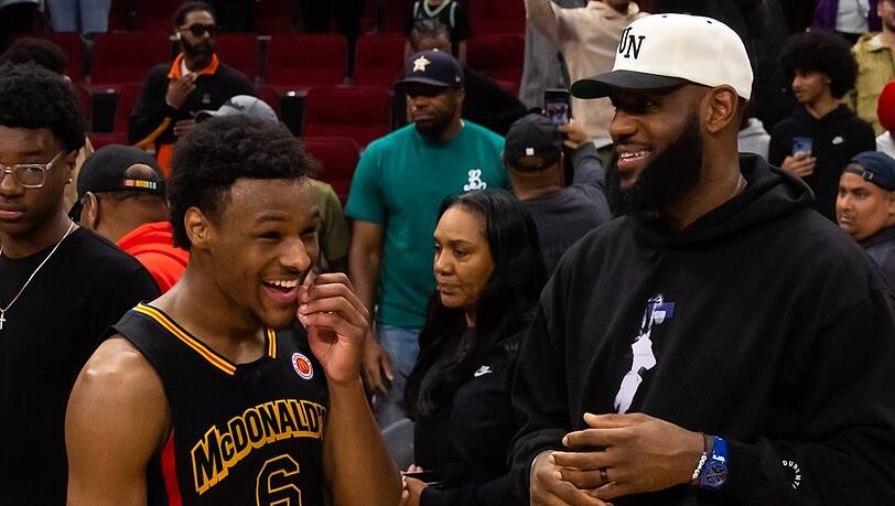 Bronny und LeBron James (r.) im März in Houston.