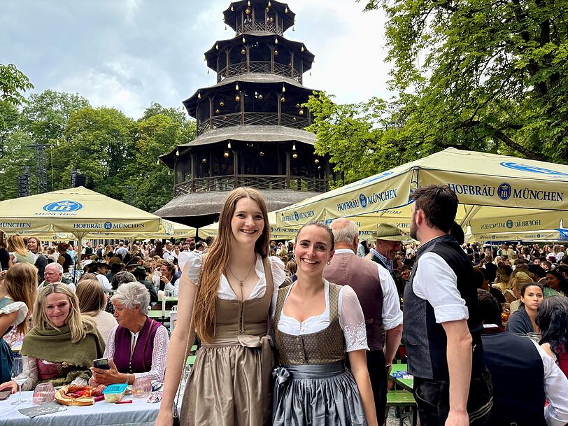 Caroline Dahnke (l.) und Adriana Pejcic freuen sich über die schöne Stimmung auf dem Kocherlball. Caroline Dahnke (l.) und Adriana Pejcic freuen sich über die schöne Stimmung auf dem Kocherlball.