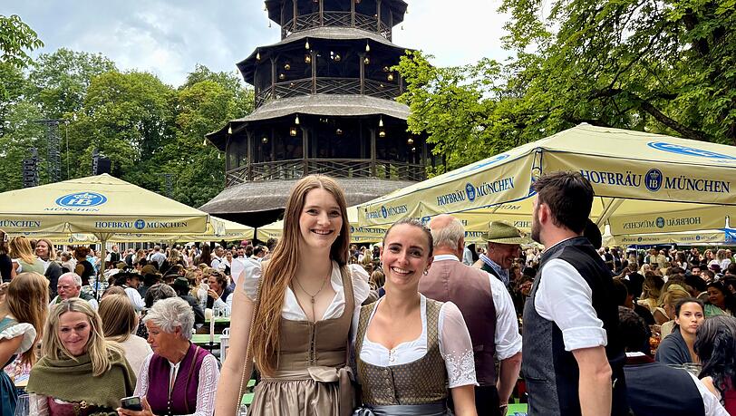 Caroline Dahnke (l.) und Adriana Pejcic freuen sich über die schöne Stimmung auf dem Kocherlball. Caroline Dahnke (l.) und Adriana Pejcic freuen sich über die schöne Stimmung auf dem Kocherlball.