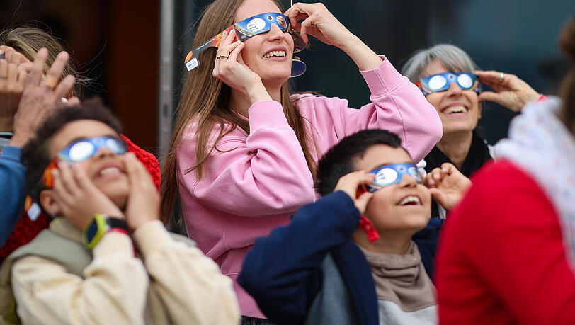 Die Schutzbrille bleibt auf der Nase: Kinder sollten die Sonnenfinsternis nur unter Aufsicht der Eltern beobachten. Die Schutzbrille bleibt auf der Nase: Kinder sollten die Sonnenfinsternis nur unter Aufsicht der Eltern beobachten.