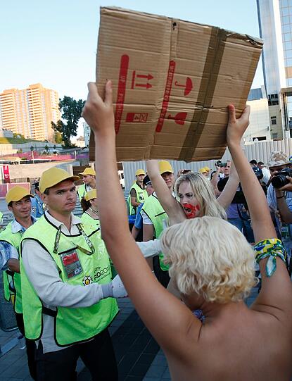 Die Proteste der der radikalen Frauenrechtsgruppe Femen werden immer bizarrer. Hitlergruß. Dildos, Prügeleien: Die Aktivistinnen schrecken vor fast nichts zurück.