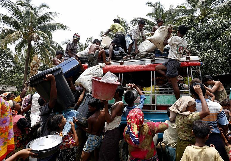 Bilder aus Birma und Bangladesch wo der Zyklon &bdquo;Mahasen&ldquo; mehr als eine Millionen Menschen vertrieben hat.