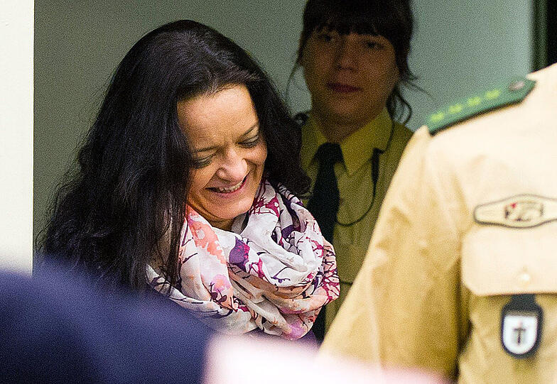 Beate Zschäpe betritt am Mittwoch, den 8.1.2014 den Gerichtssaal des Oberlandesgerichts München.