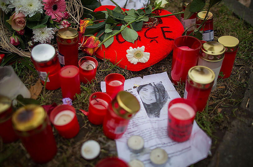 Kerzen und Blumen weisen auf den Ort hin, an dem Tugce A. tödlich verletzt wurde.