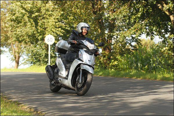 Das stabile Fahrwerk und die 16-Zoll-Bereifung des Kymco People GT 300i sorgen für ein Kurvenverhalten fast wie auf dem Motorrad.