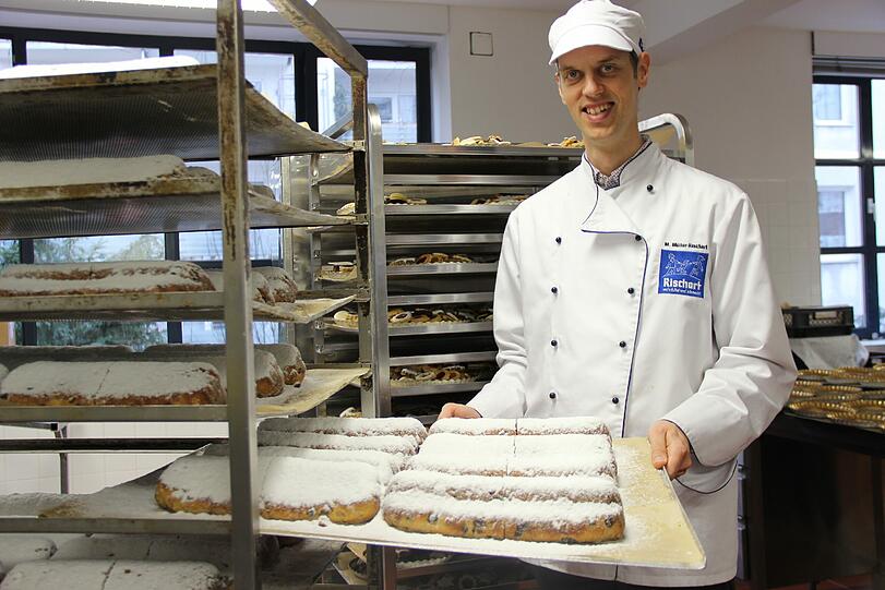 Magnus Müller-Rischart mit dem Rischart-Stollen &ndash; der Verkaufsschlager.