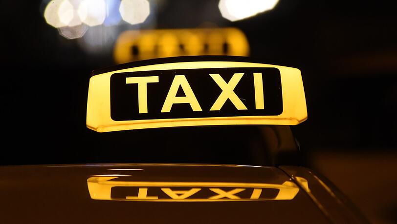 Der Taxifahrer wurde von einer unbekannten Frau angegriffen. (Symbolbild) Der Taxifahrer wurde von einer unbekannten Frau angegriffen. (Symbolbild)