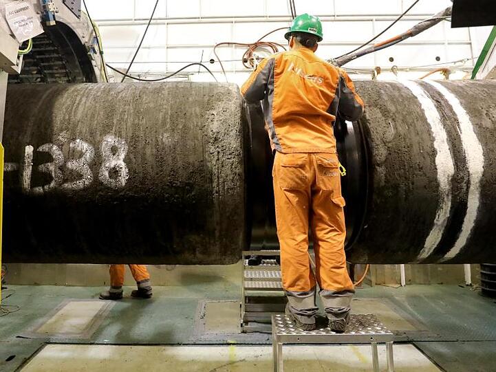 An Bord eines Verlegeschiffes werden Rohre für die Gaspipeline Nord Stream 2 verschweißt.
