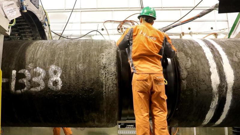 An Bord eines Verlegeschiffes werden Rohre für die Gaspipeline Nord Stream 2 verschweißt. An Bord eines Verlegeschiffes werden Rohre für die Gaspipeline Nord Stream 2 verschweißt.